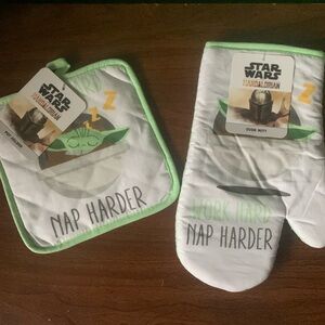 NWT Disney Star Wars Mandalorian 2pc Pot Holder and Oven Mitt Set